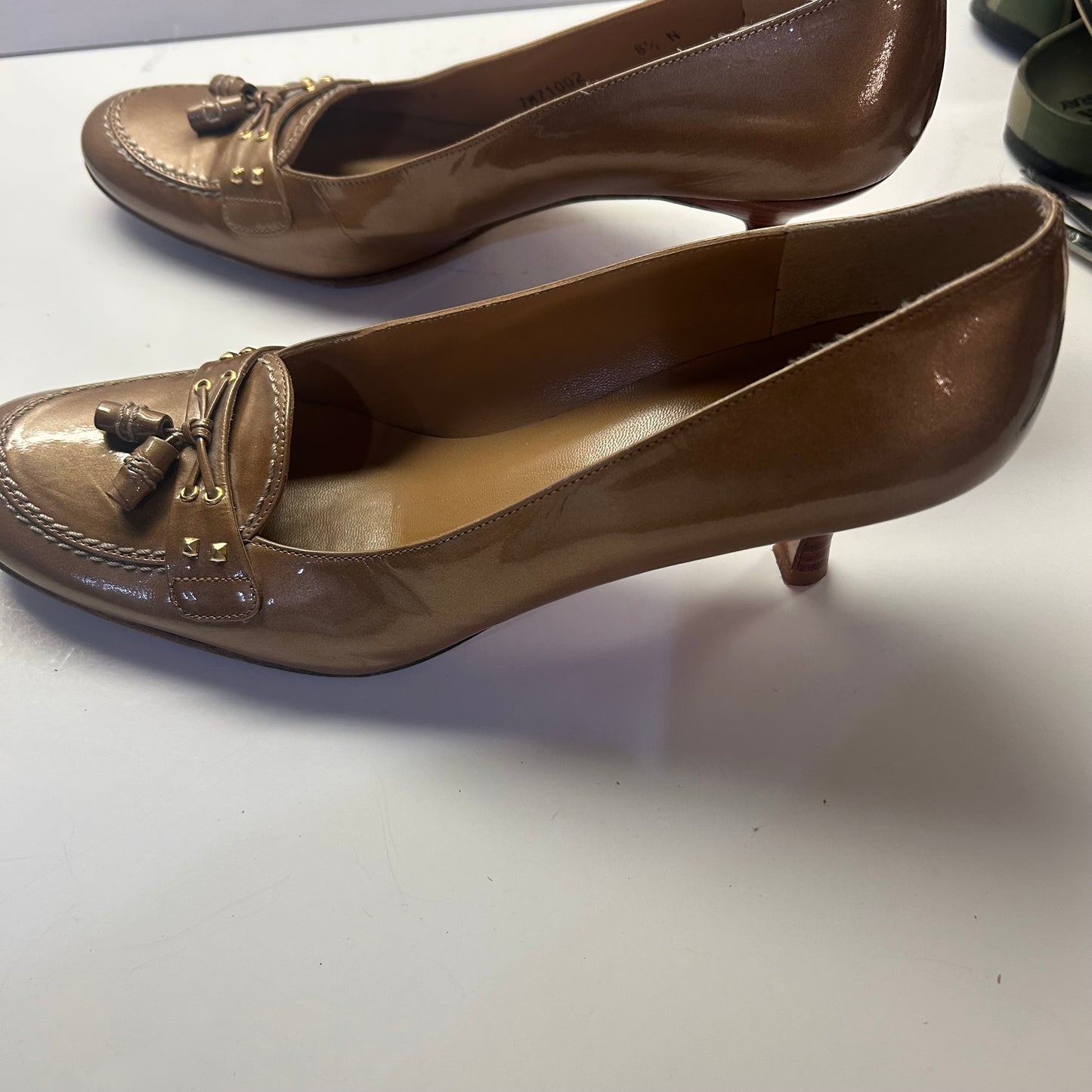 Stuart Weitzman Women’s Golden Brown Tassel 2 inch Heels Size 8.5N