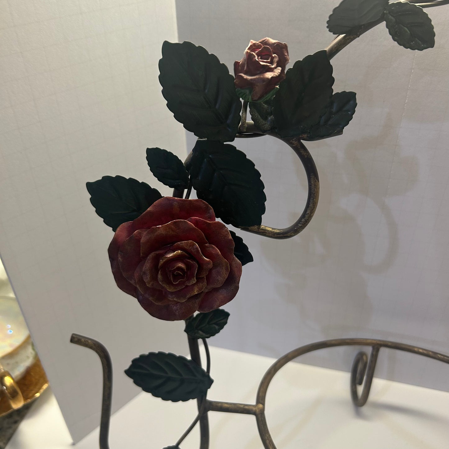 Rustic metal plate holder with red rose and green leaf design