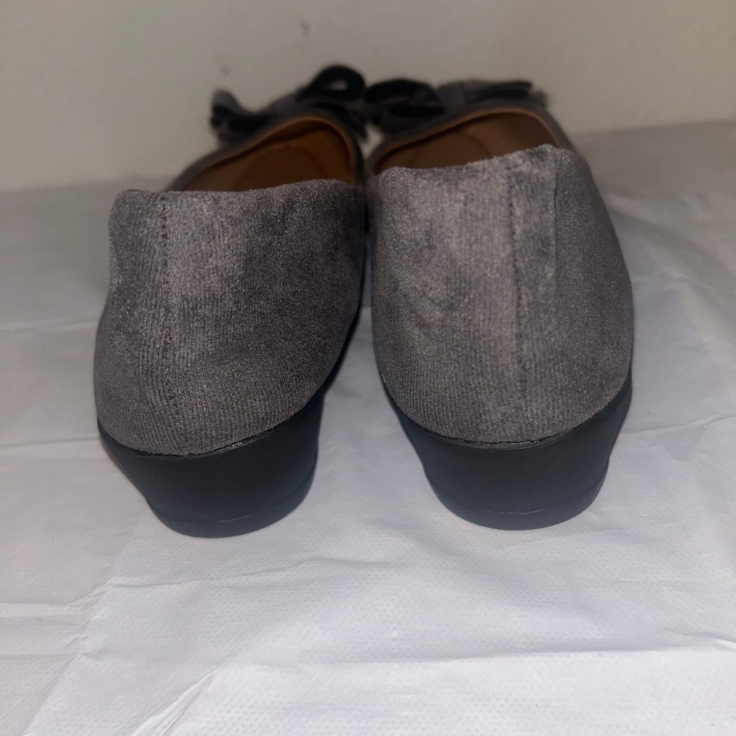 Gray women’s flats with bow design size 9.5 NWOT