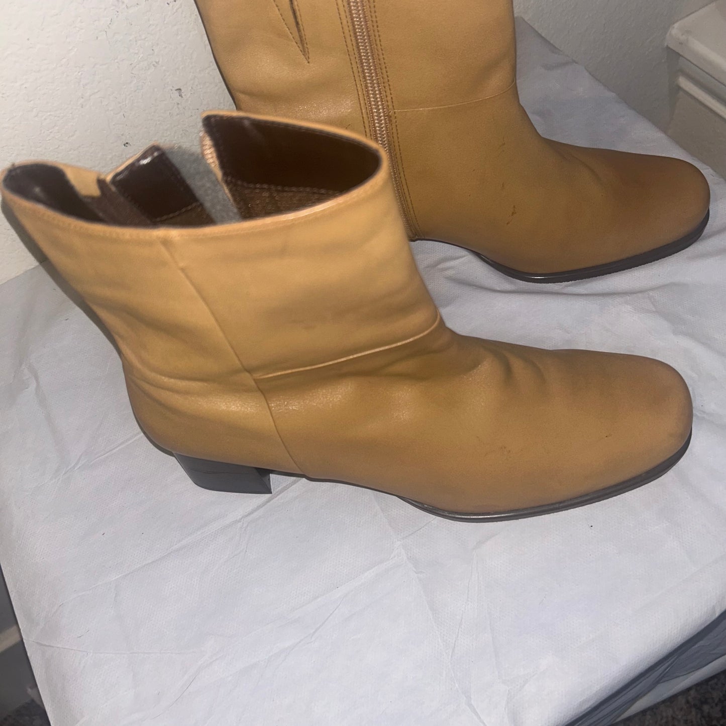 Easy spirit, tan leather ankle boots size 10 women’s