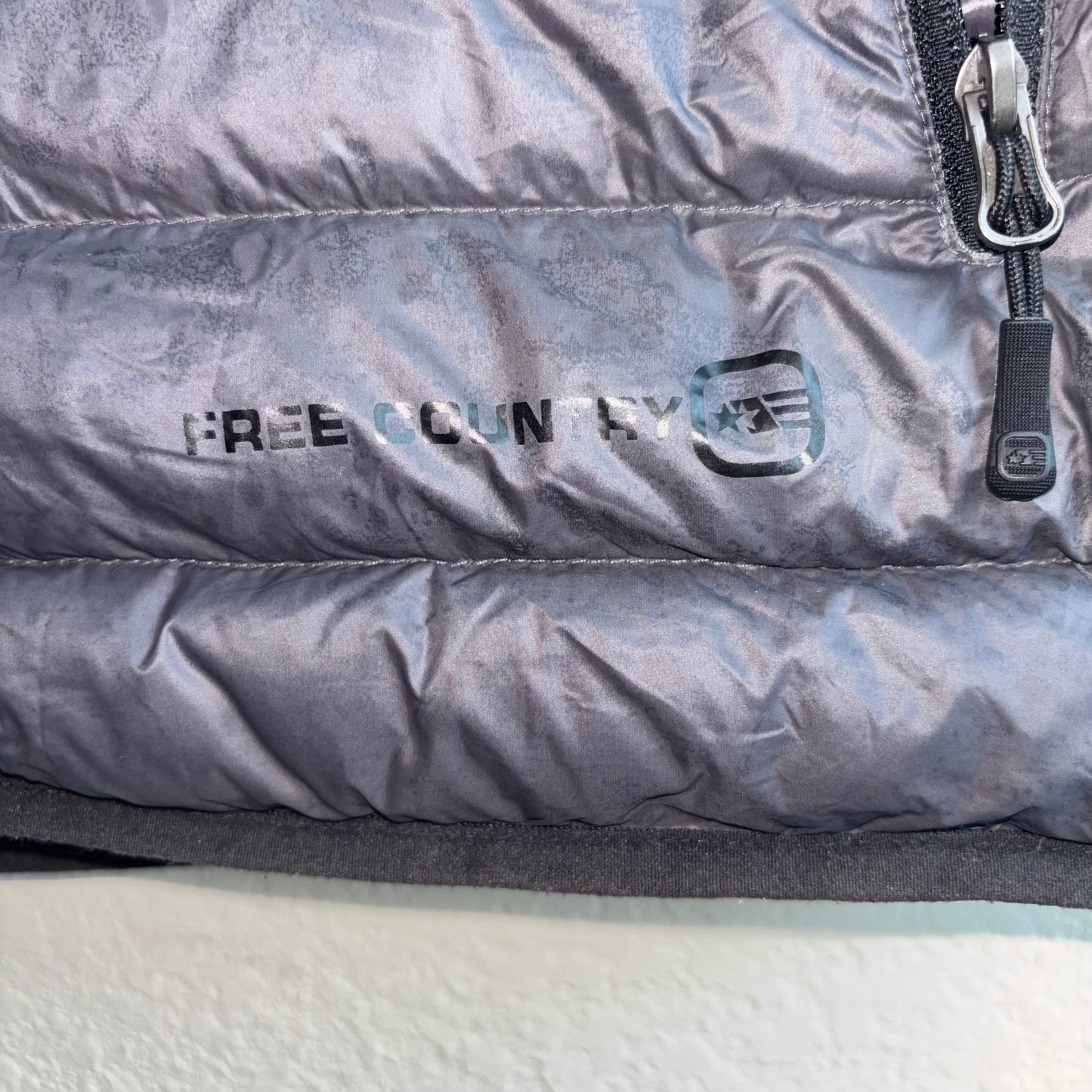 Free country men’s charcoal, gray puffer vest, lightweight size XL