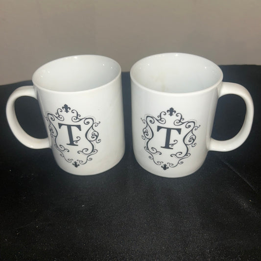 White Monogram mugs “T” (set of 2)