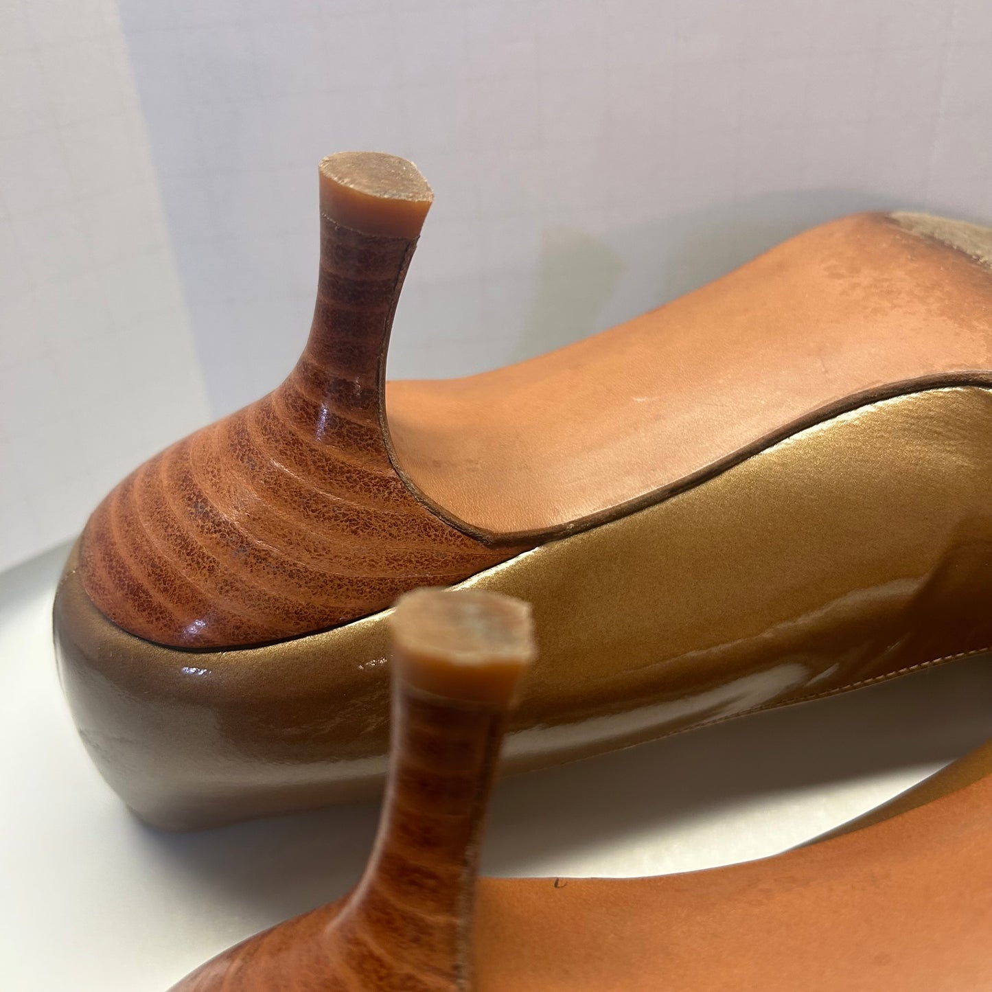 Stuart Weitzman Women’s Golden Brown Tassel 2 inch Heels Size 8.5N