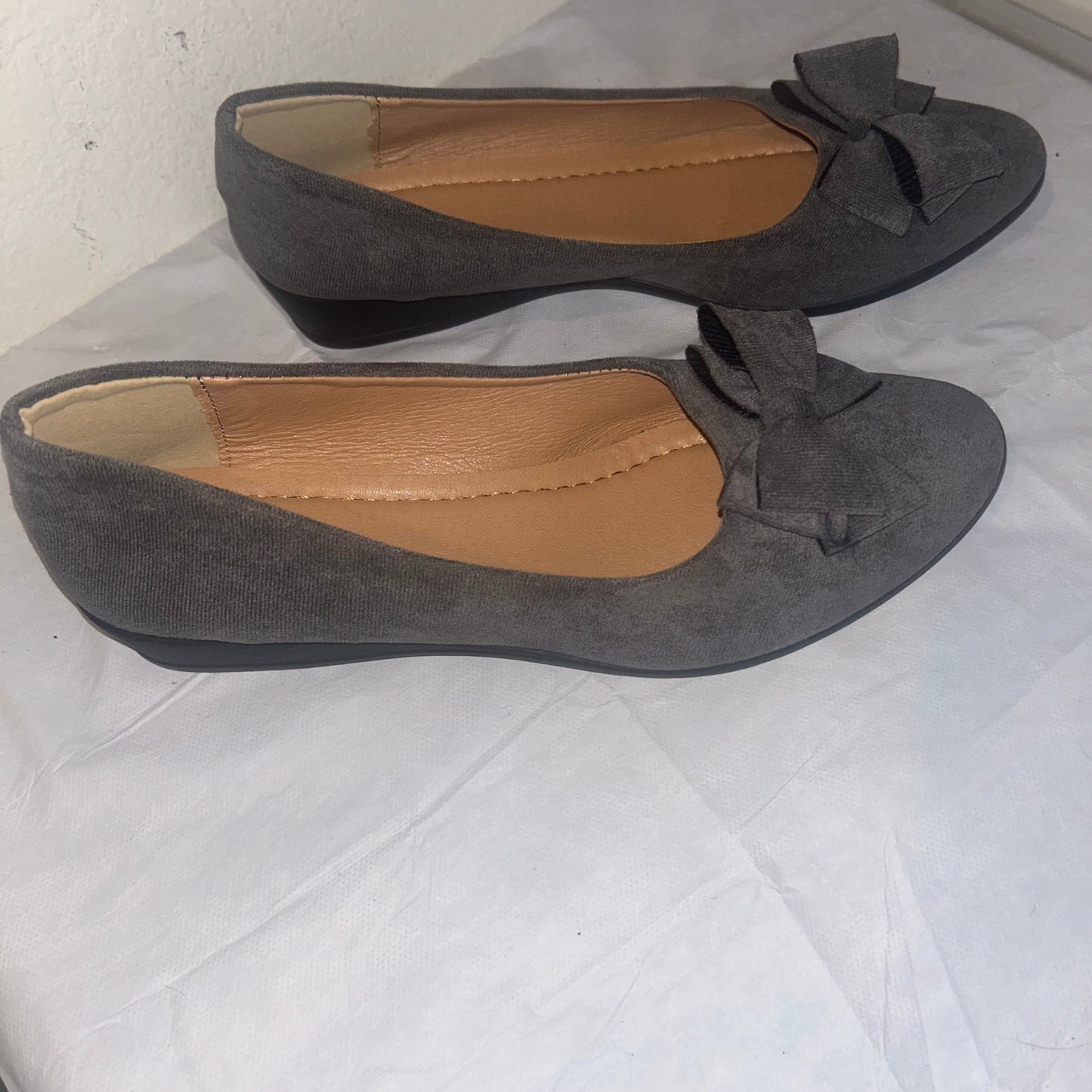 Gray women’s flats with bow design size 9.5 NWOT
