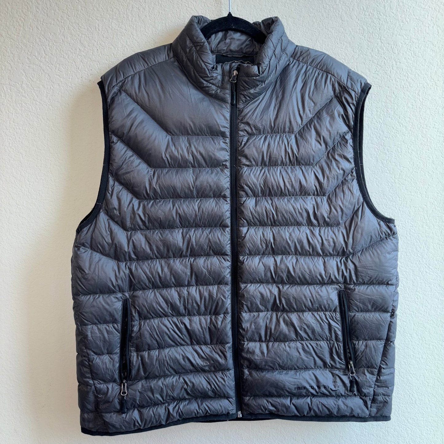 Free country men’s charcoal, gray puffer vest, lightweight size XL