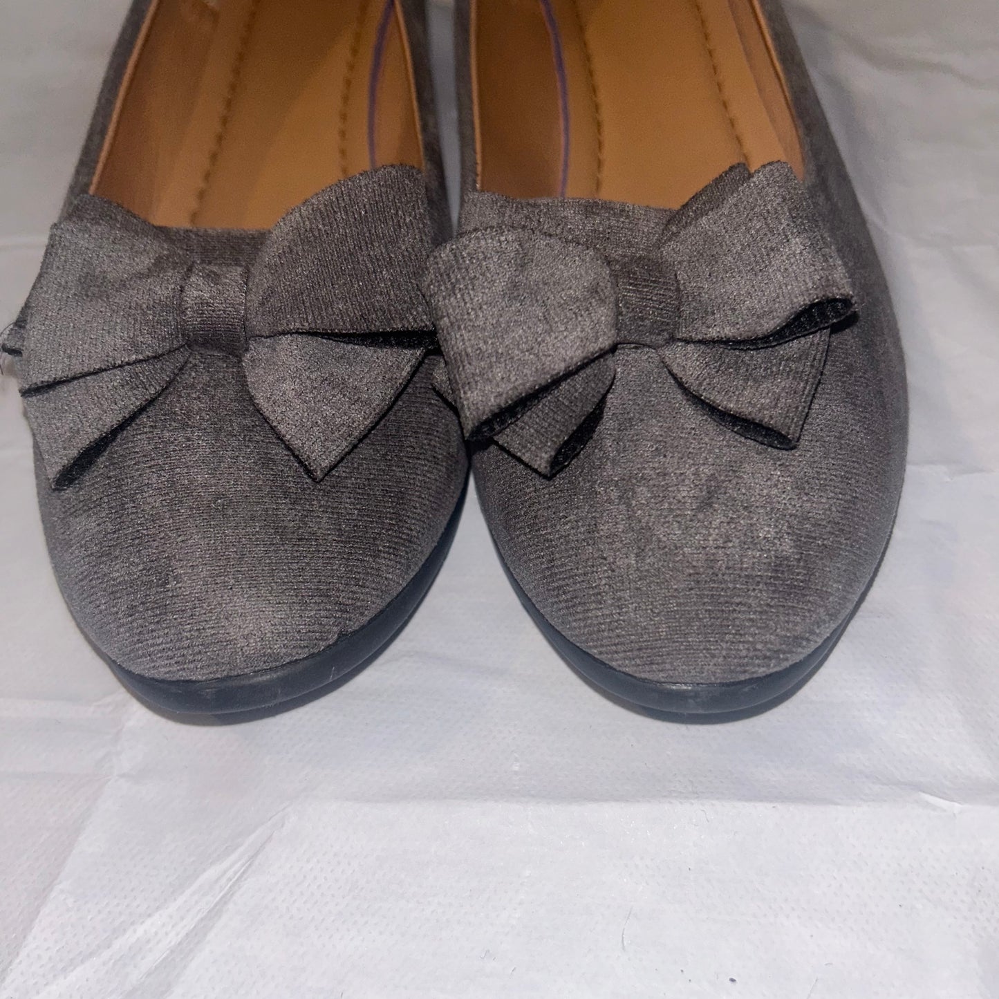 Gray women’s flats with bow design size 9.5 NWOT