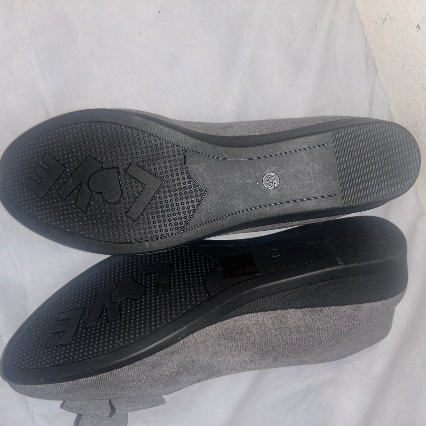 Gray women’s flats with bow design size 9.5 NWOT