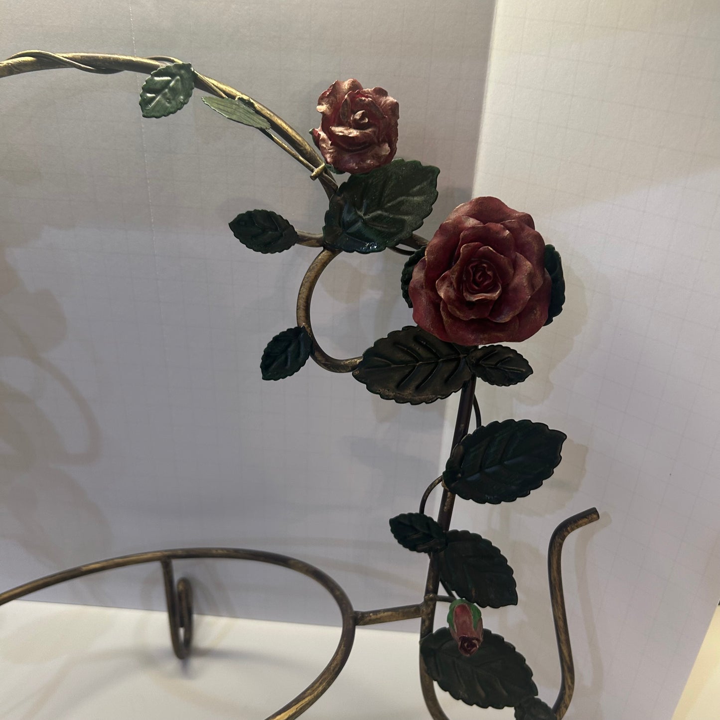 Rustic metal plate holder with red rose and green leaf design