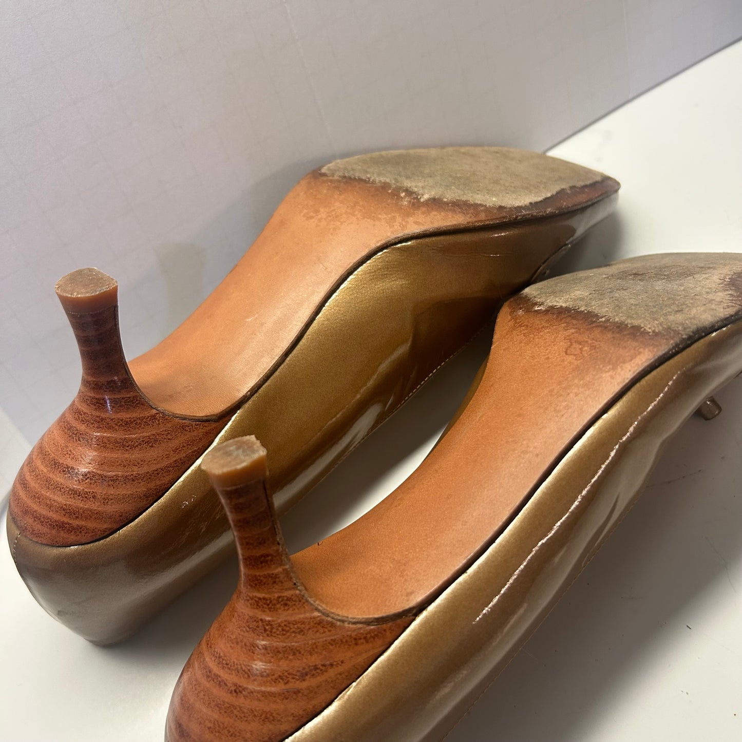 Stuart Weitzman Women’s Golden Brown Tassel 2 inch Heels Size 8.5N