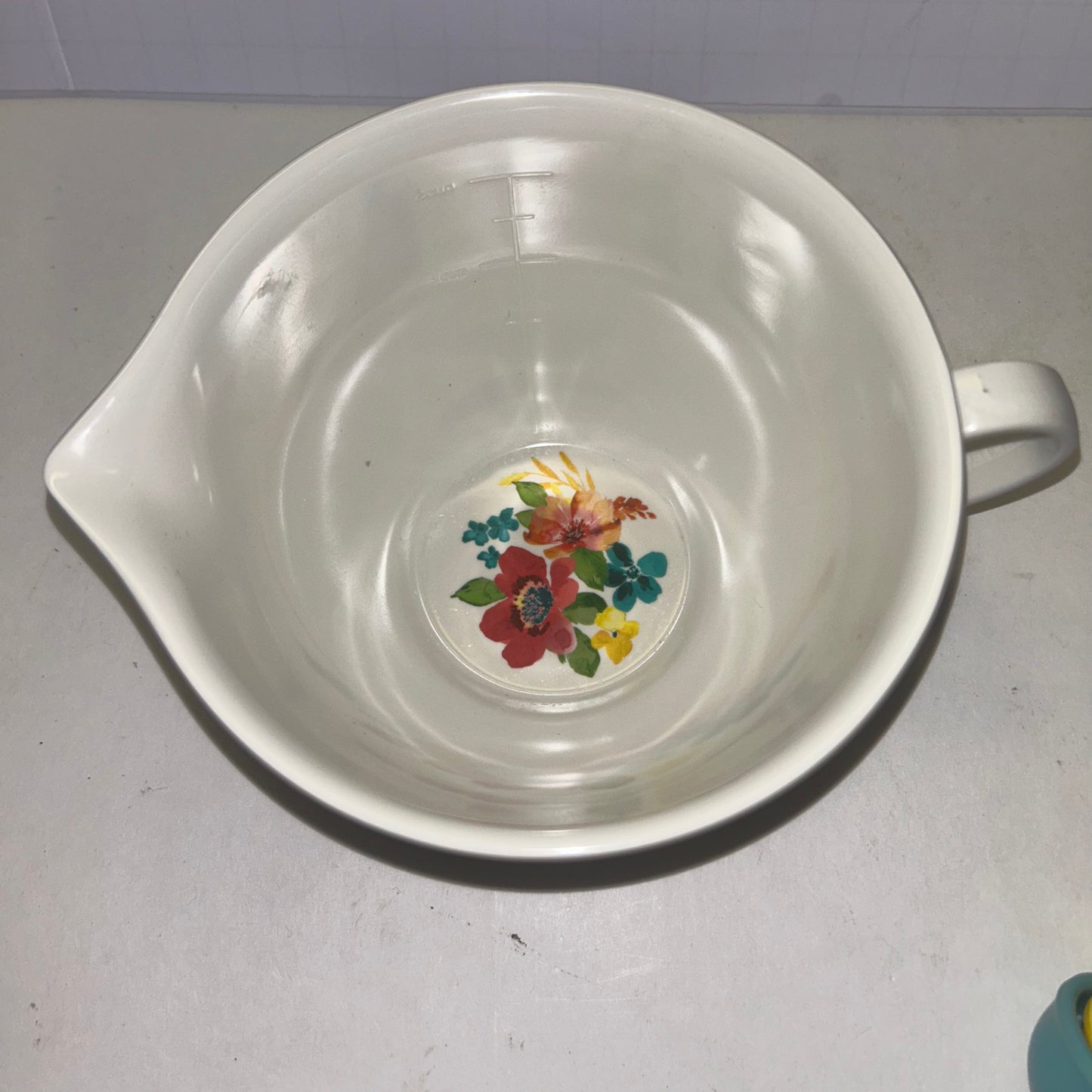Pioneer woman White Creamer w/ Multi-Color Flower Design w/ Multi-Color Measuring spoons