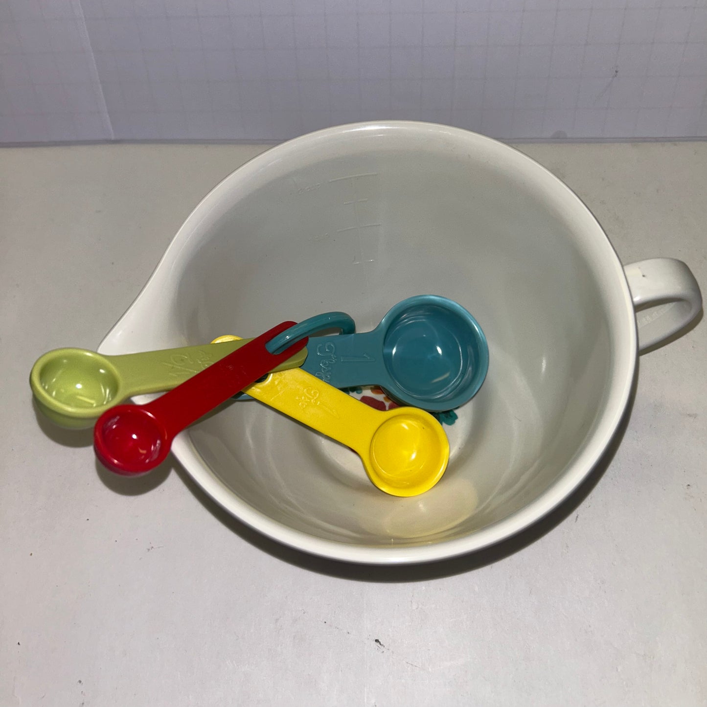 Pioneer woman White Creamer w/ Multi-Color Flower Design w/ Multi-Color Measuring spoons