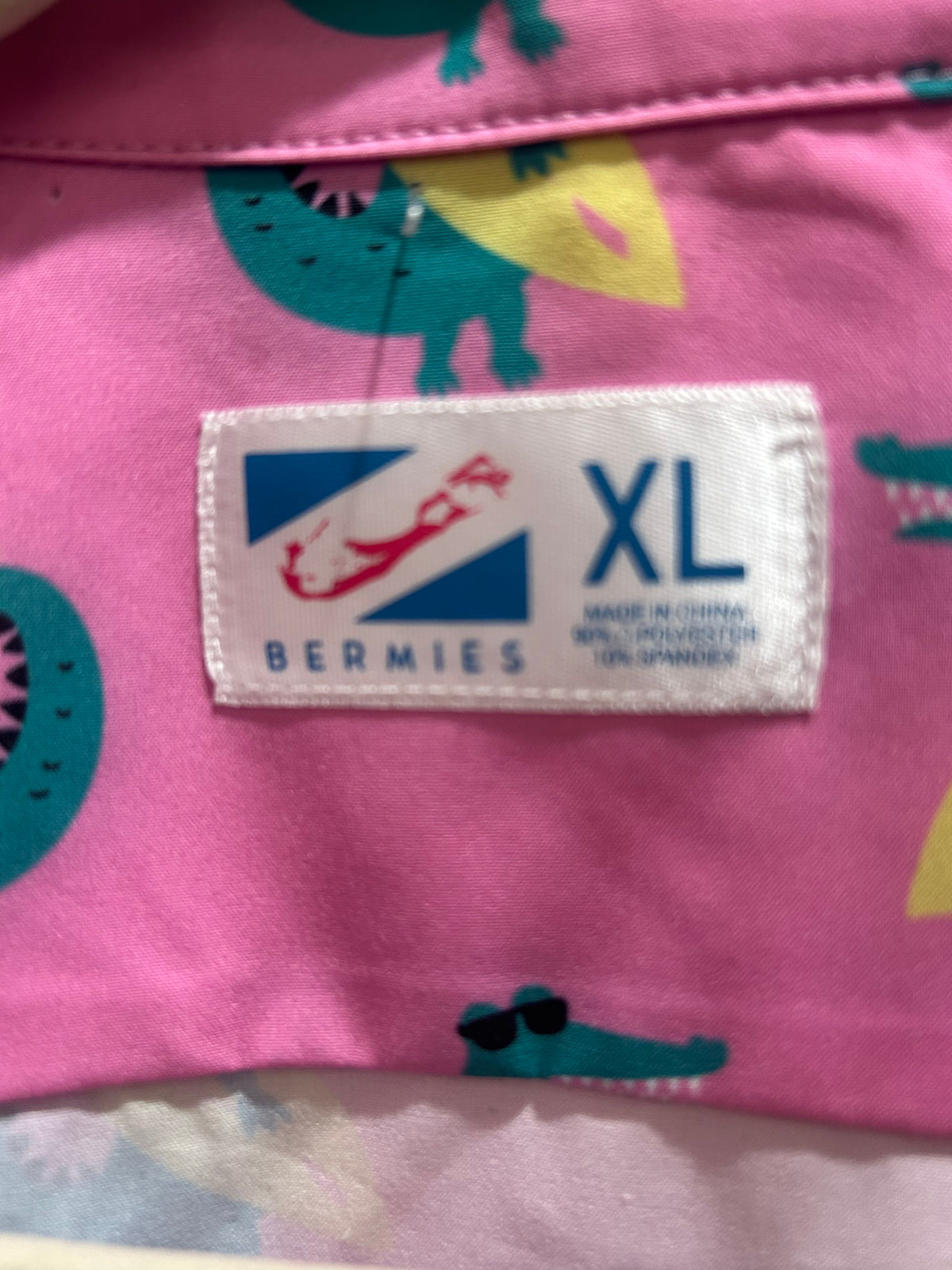 Men’s XL, pink alligator, surfboard, novelty, print short sleeve button-up shirt ￼