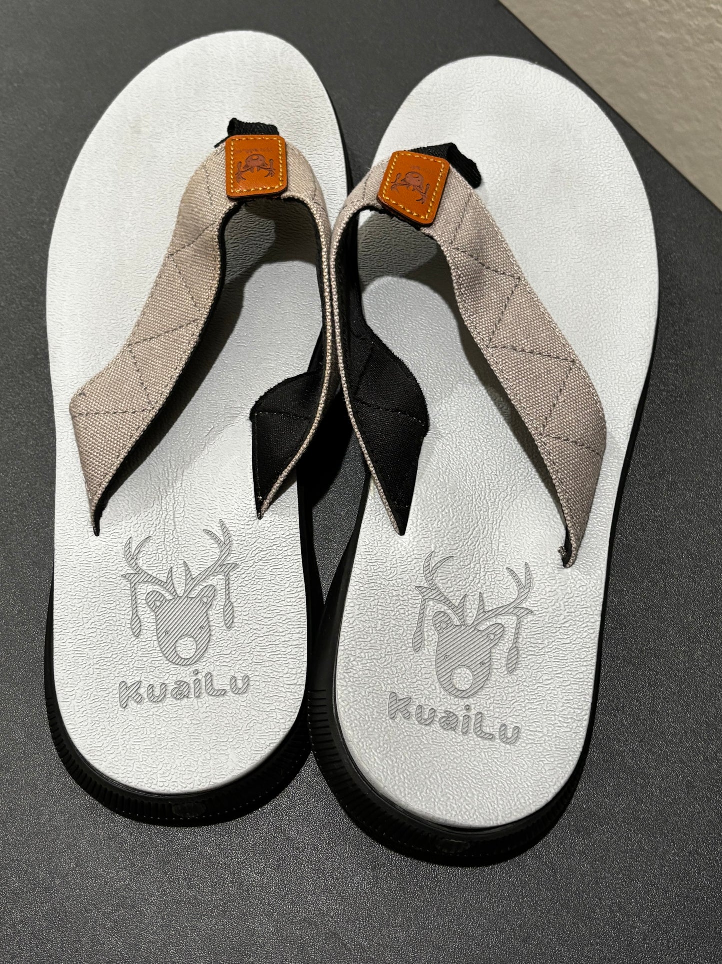Kuala Unisex Gray Flip Flops size 41 (9.5 women, 8 men)