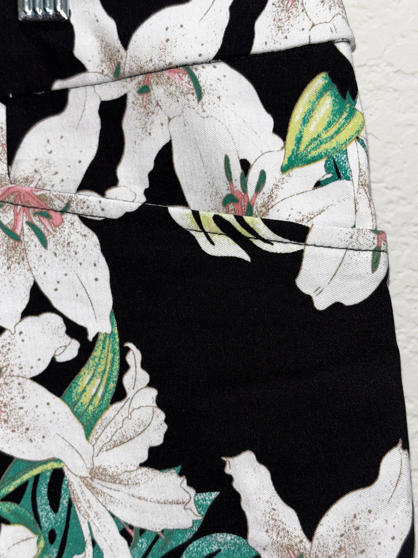 Time Tru Women’s Black Floral Capris size 2XL (20)
