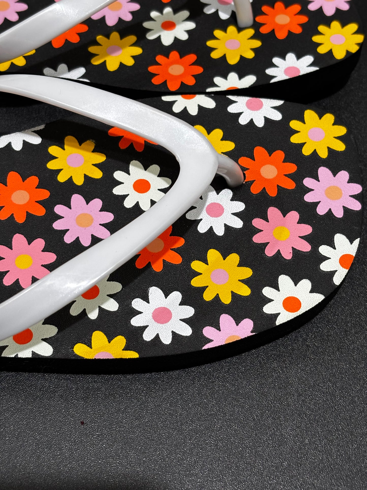 Women’s Floral Pattern Flip Flops size 9