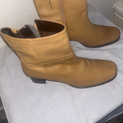 Easy spirit, tan ￼leather ankle boots size 10 women’s