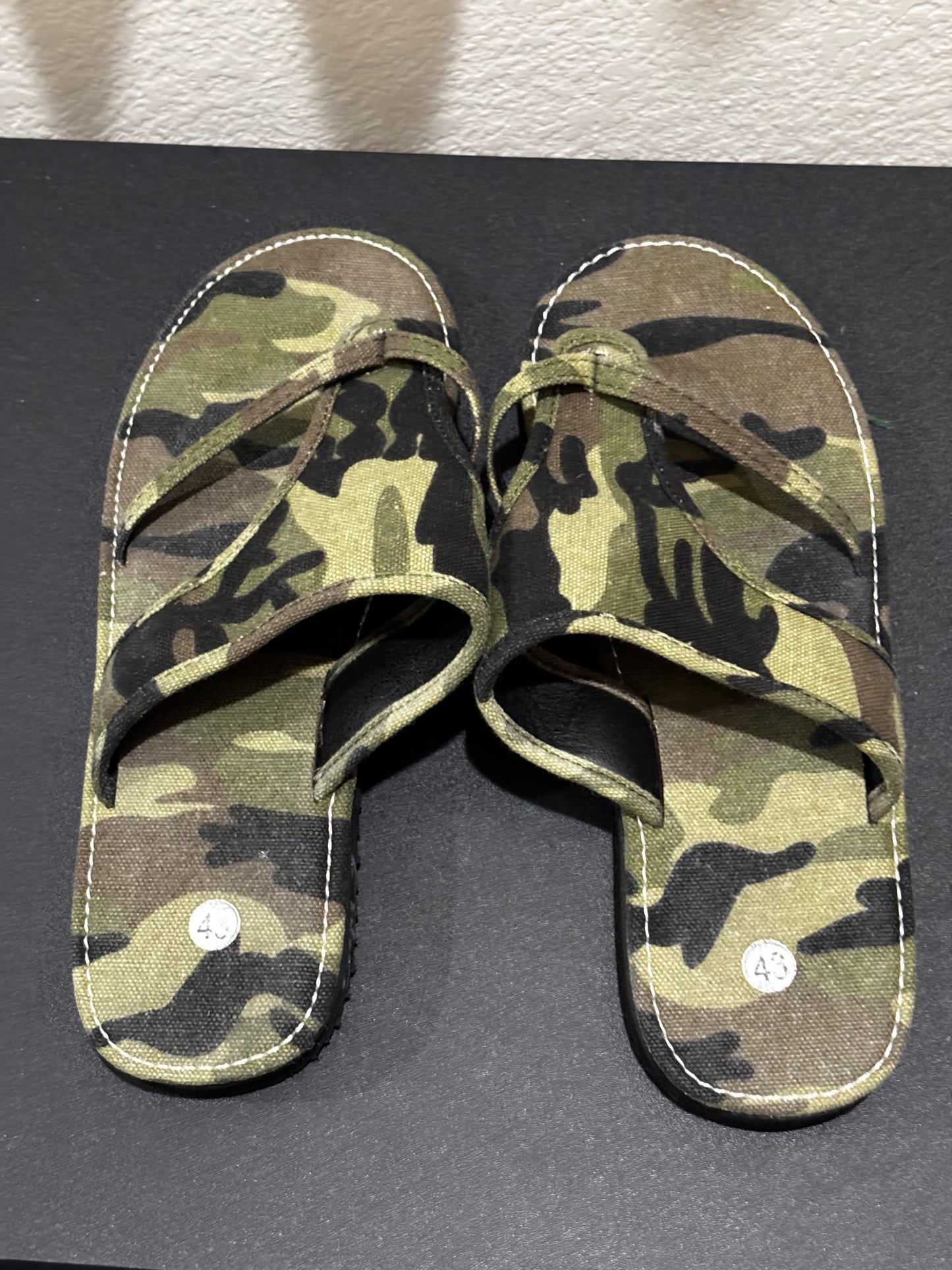 Women’s Camo Design Sandals size 10 (43)