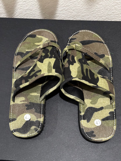 Women’s Camo Design Sandals size 10 (43)
