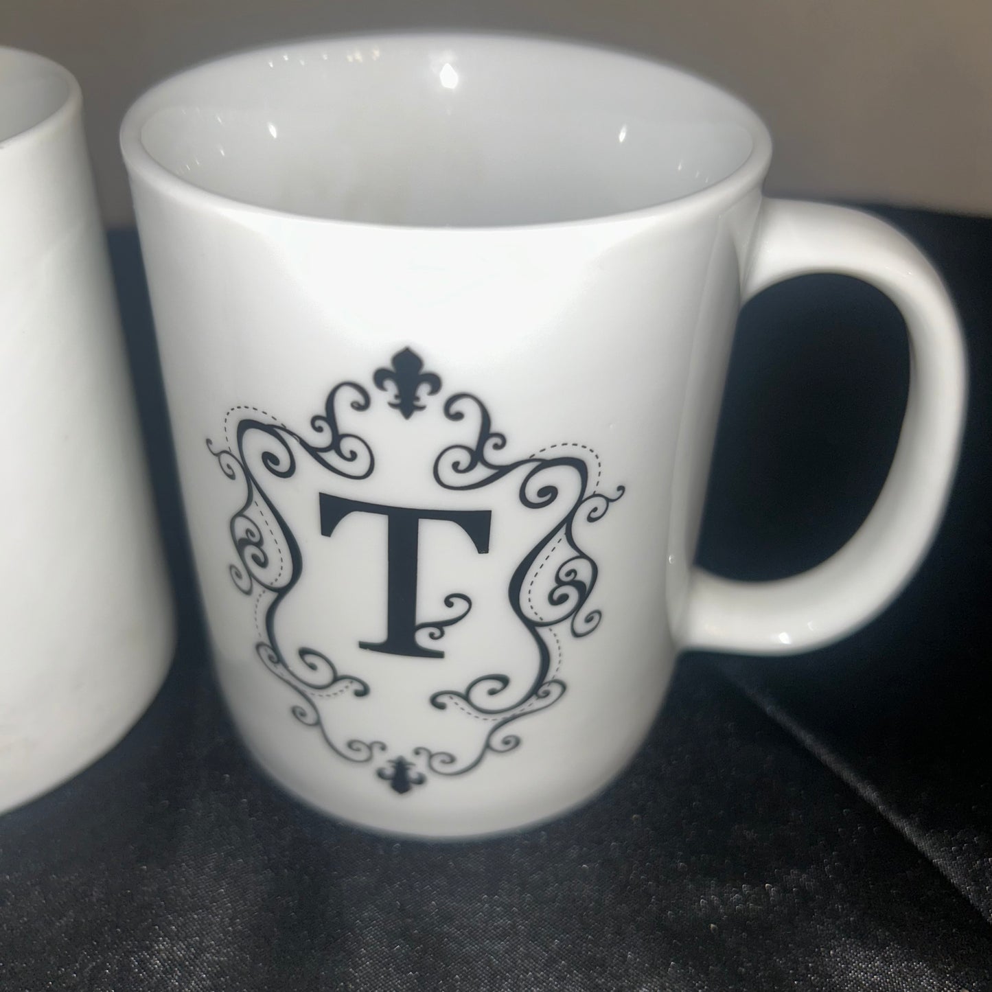 White Monogram mugs “T” (set of 2)