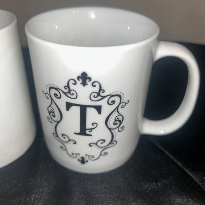 White Monogram mugs “T” (set of 2)