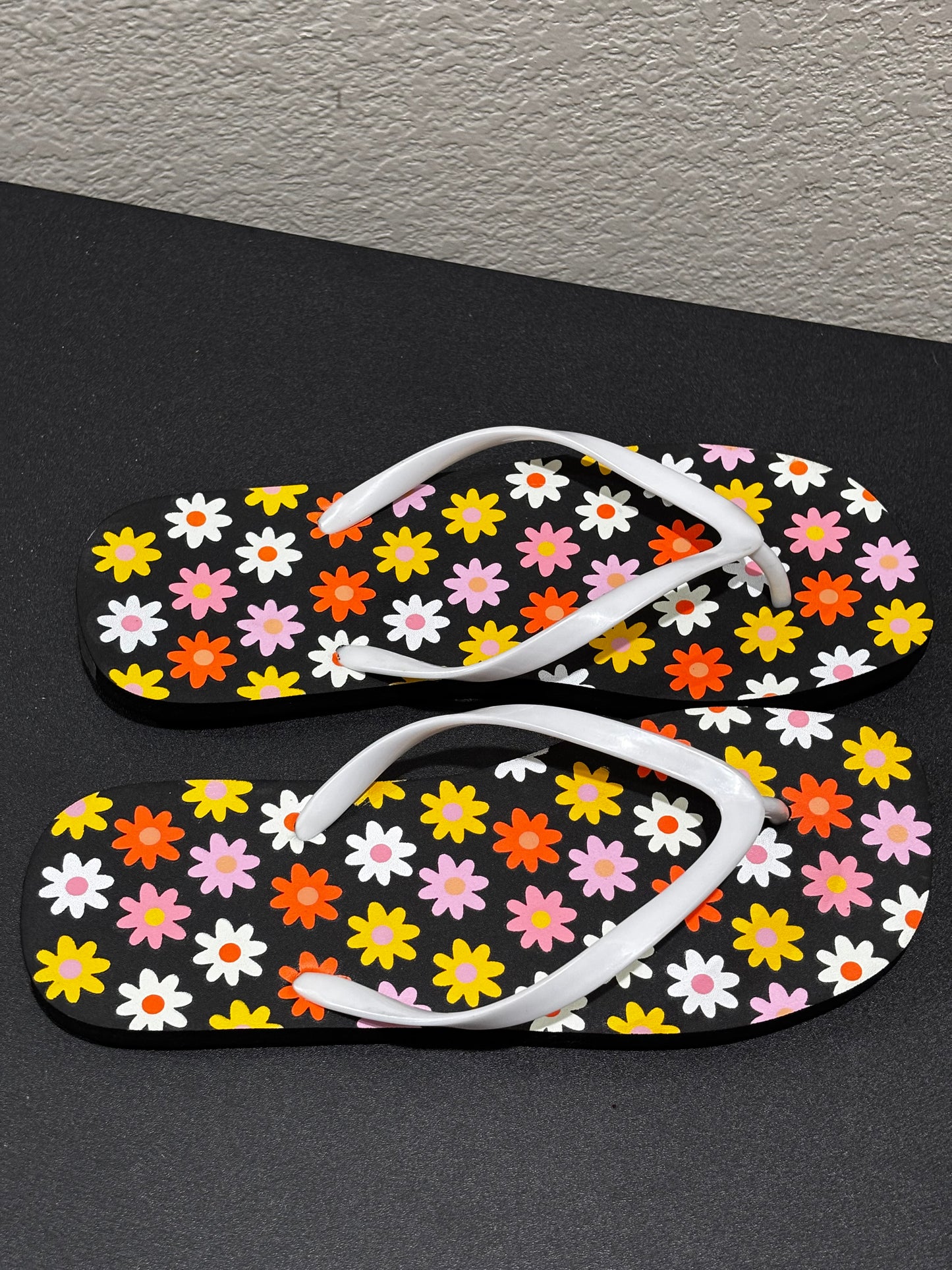 Women’s Floral Pattern Flip Flops size 9