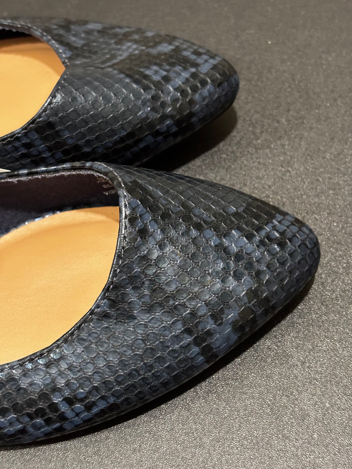 Old Navy Women’s Blue with Snake Pattern Shoes size 8