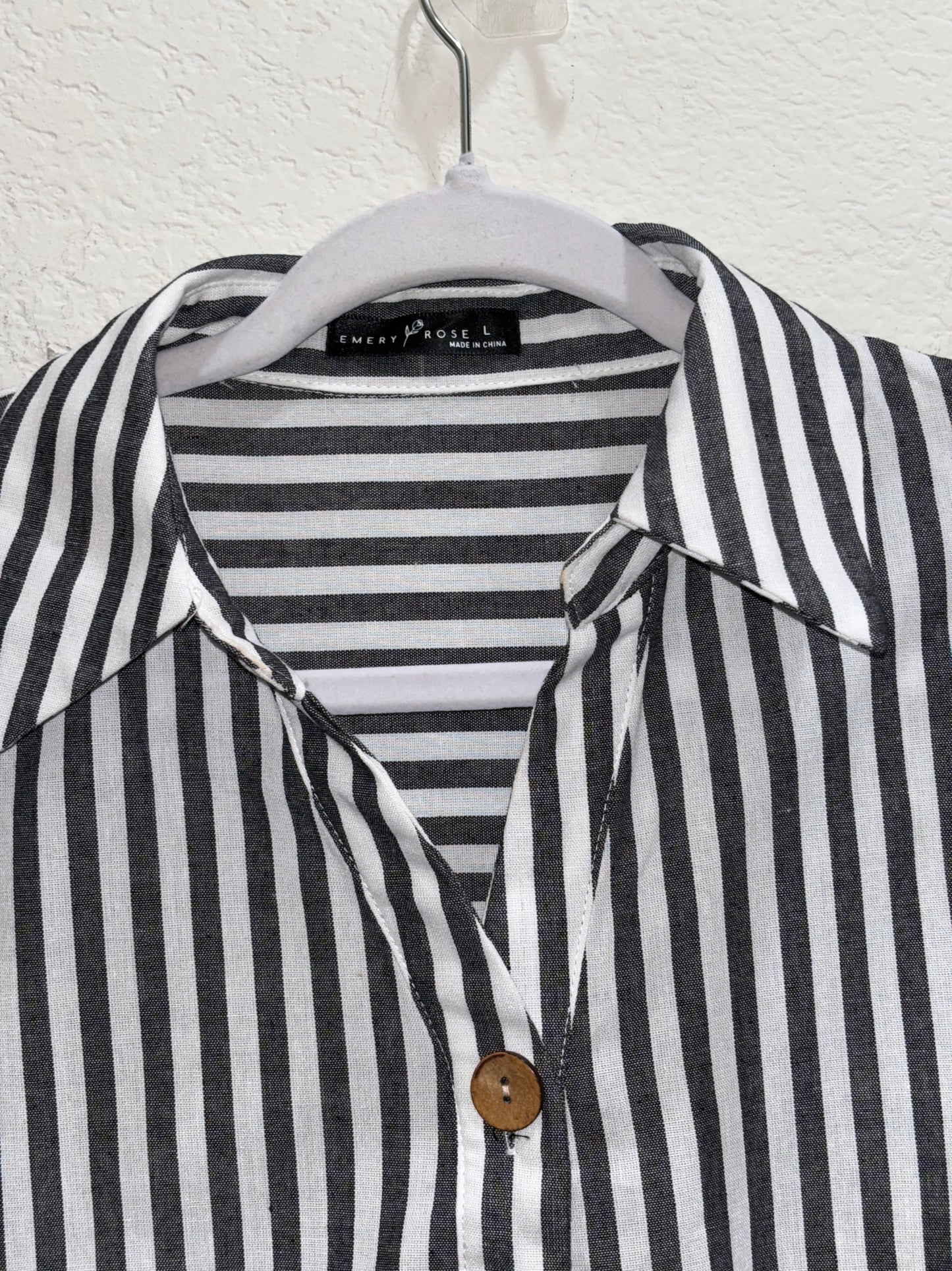 Emery Rose Black White Striped  Collar V neck Women’s Blouse size Large