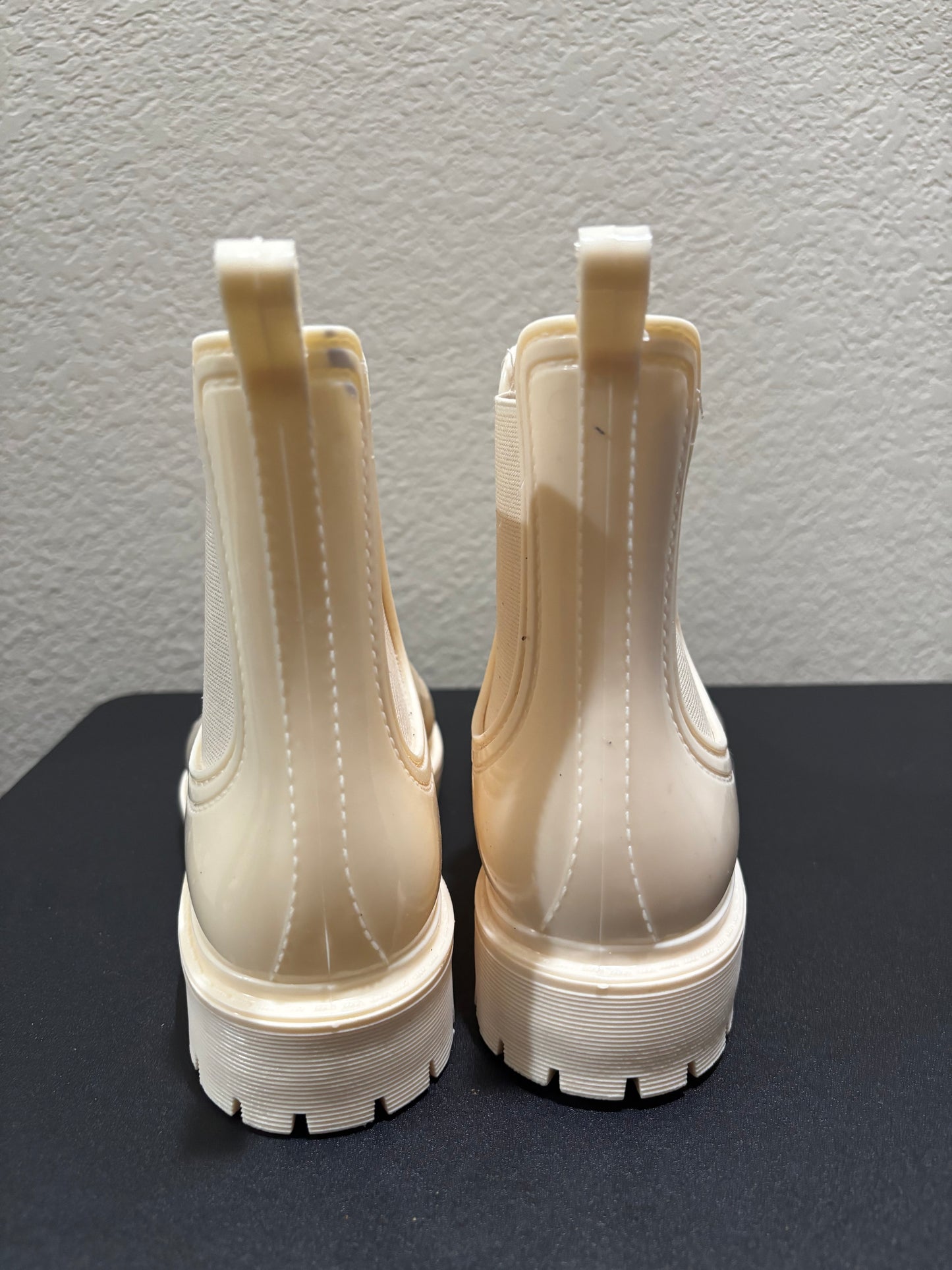 Serra Women’s Cream Rain-boots size 8
