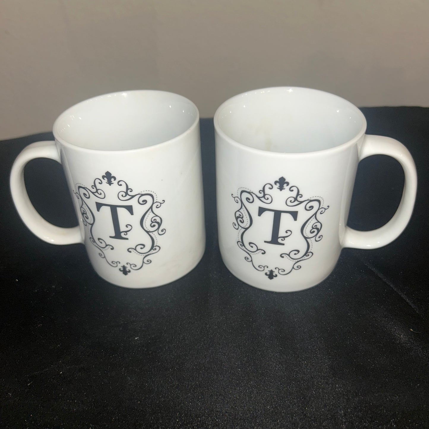 White Monogram mugs “T” (set of 2)