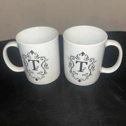 White Monogram mugs “T” (set of 2)