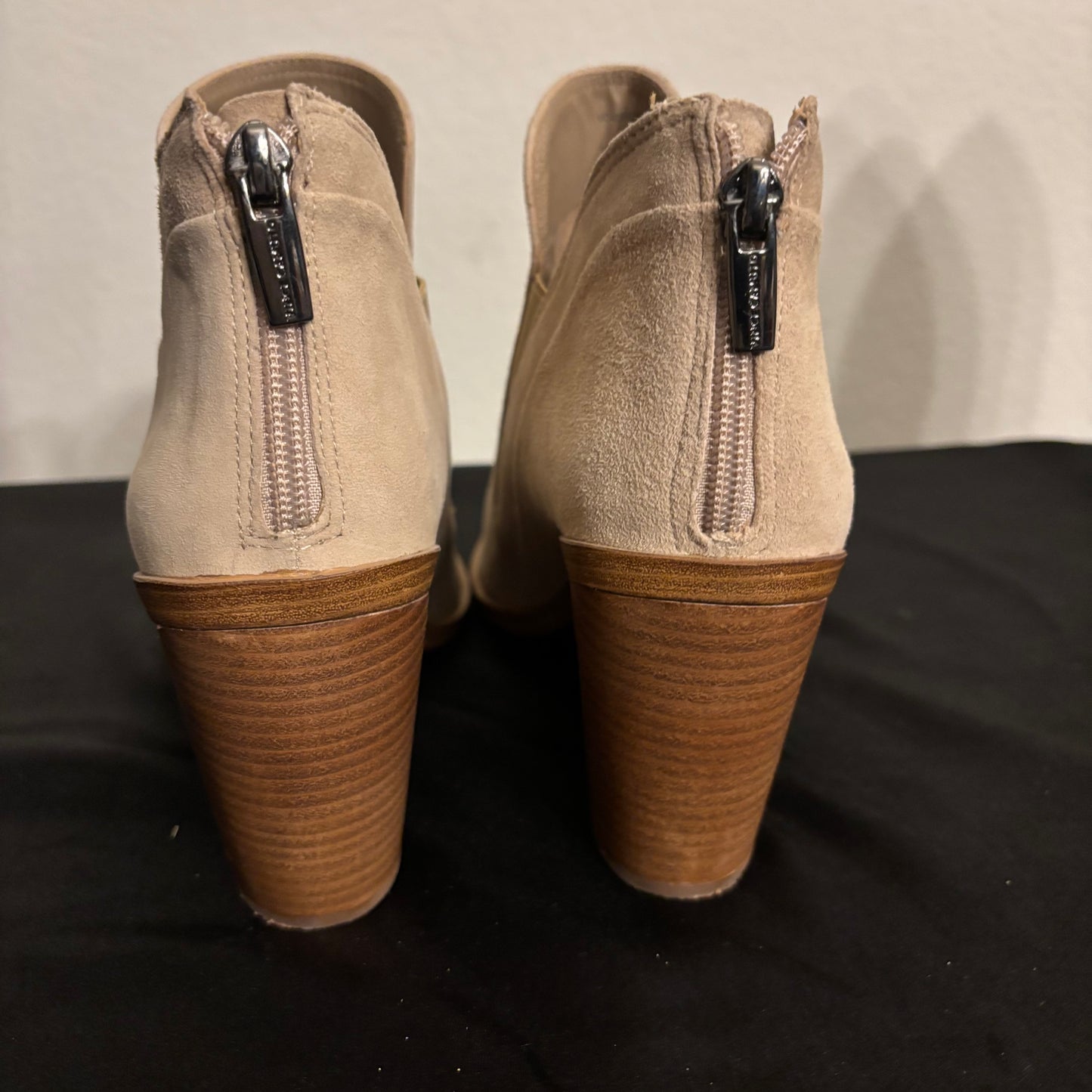 Vince Camuto tan suede leather ankle boot women’s size 11