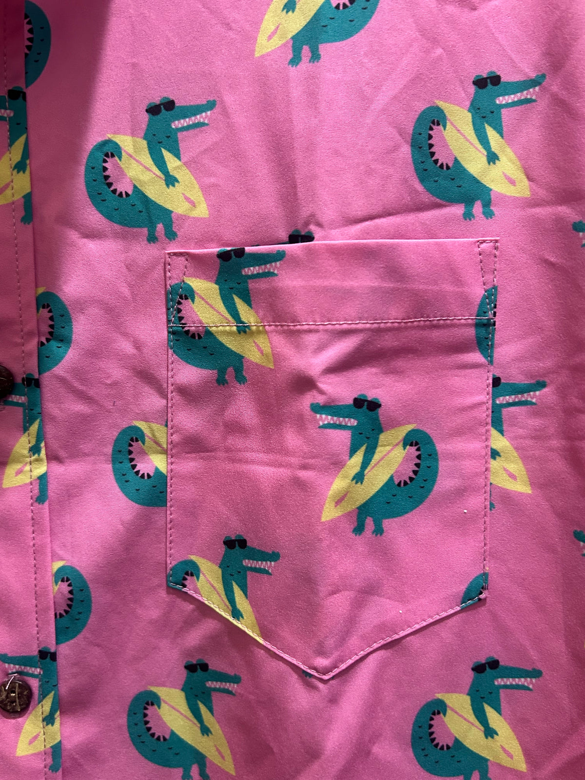 Men’s XL, pink alligator, surfboard, novelty, print short sleeve button-up shirt ￼