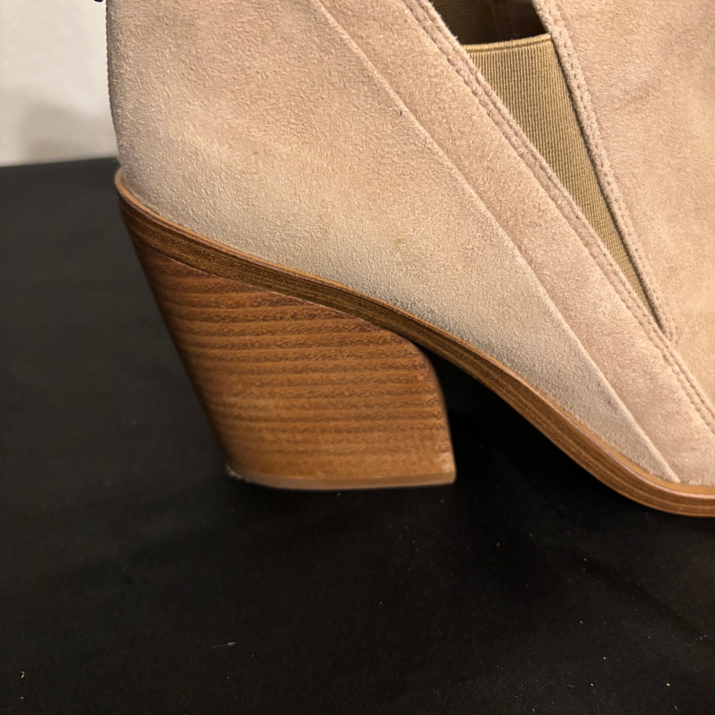 Vince Camuto tan suede leather ankle boot women’s size 11