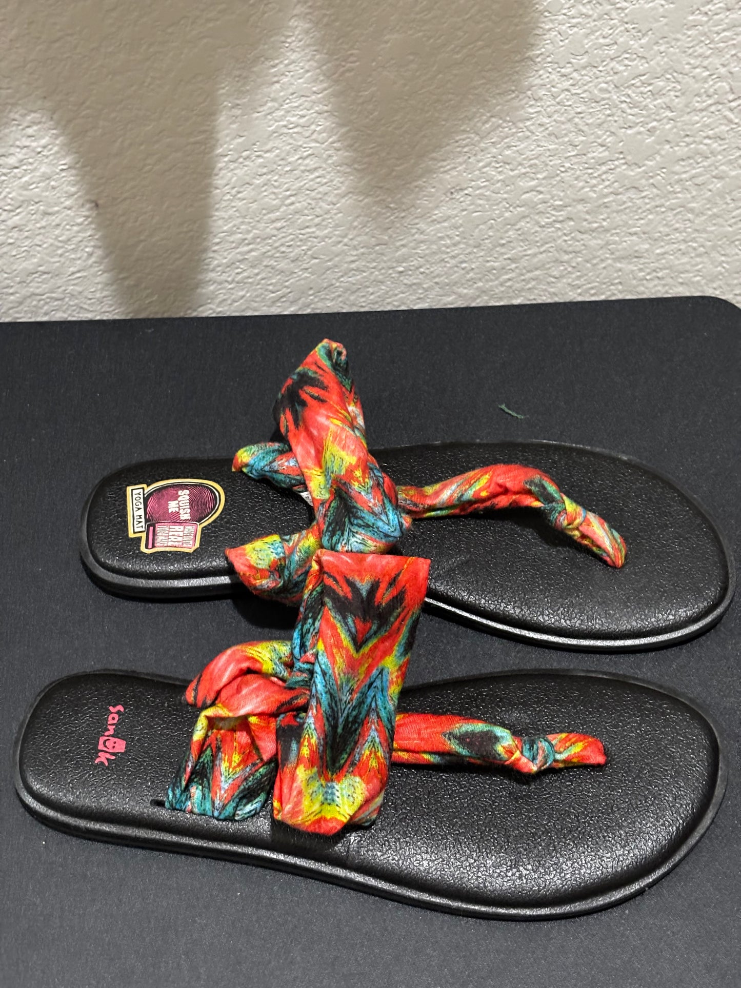 Sanuk Women’s Multicolor Sandals size 9