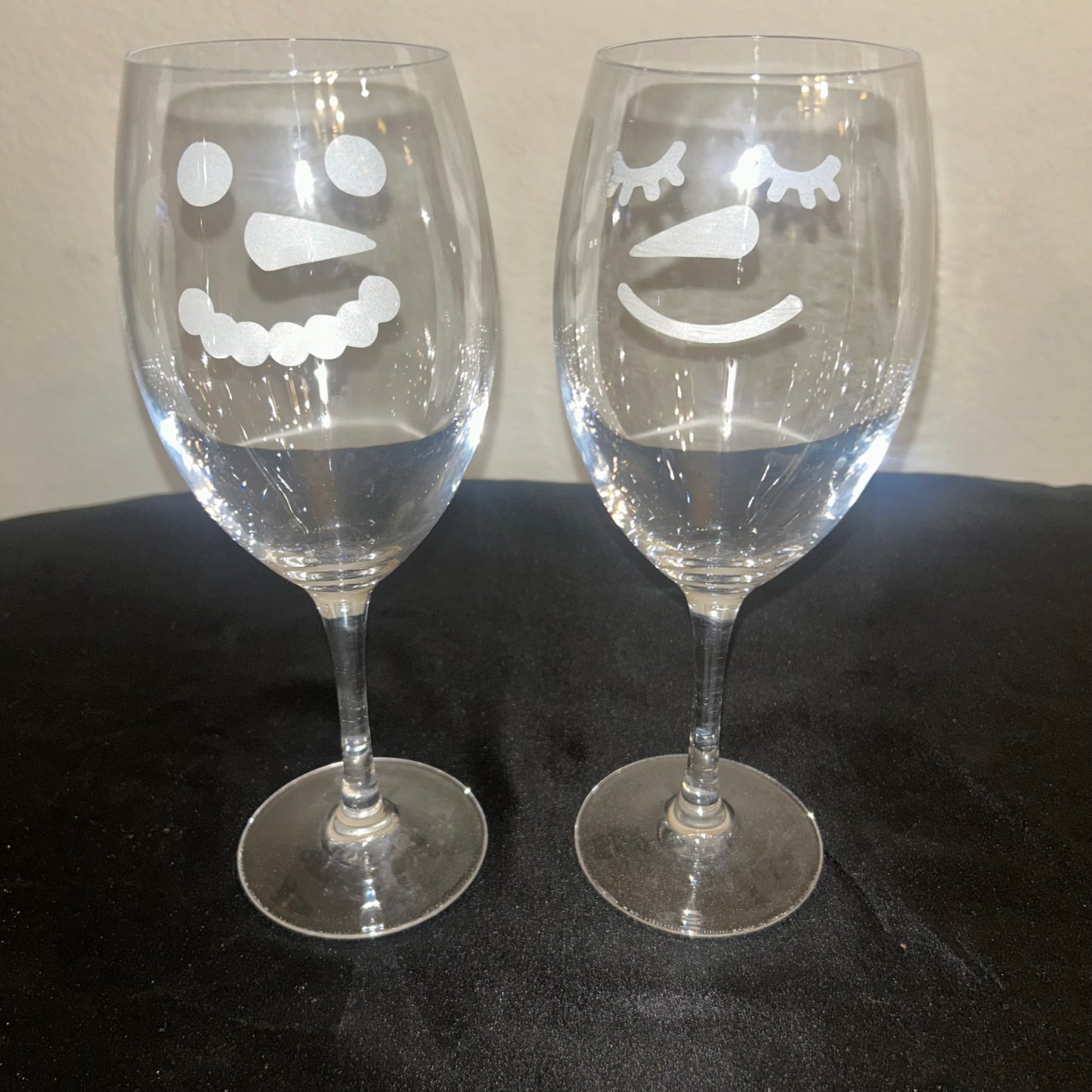 Snowman wine glasses (set up 2)9 inches tall￼