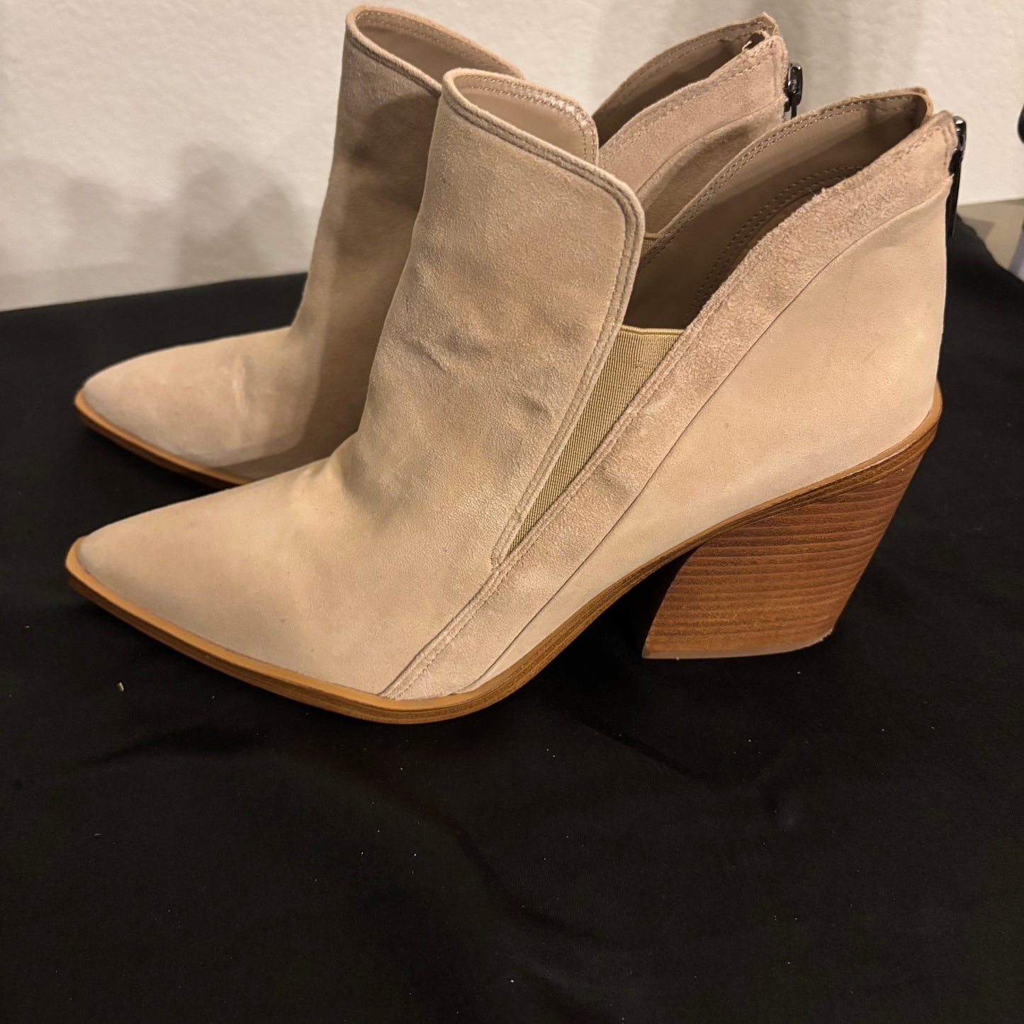 Vince Camuto tan suede leather ankle boot women’s size 11