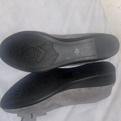 Gray women’s flats with bow design size 9.5 NWOT