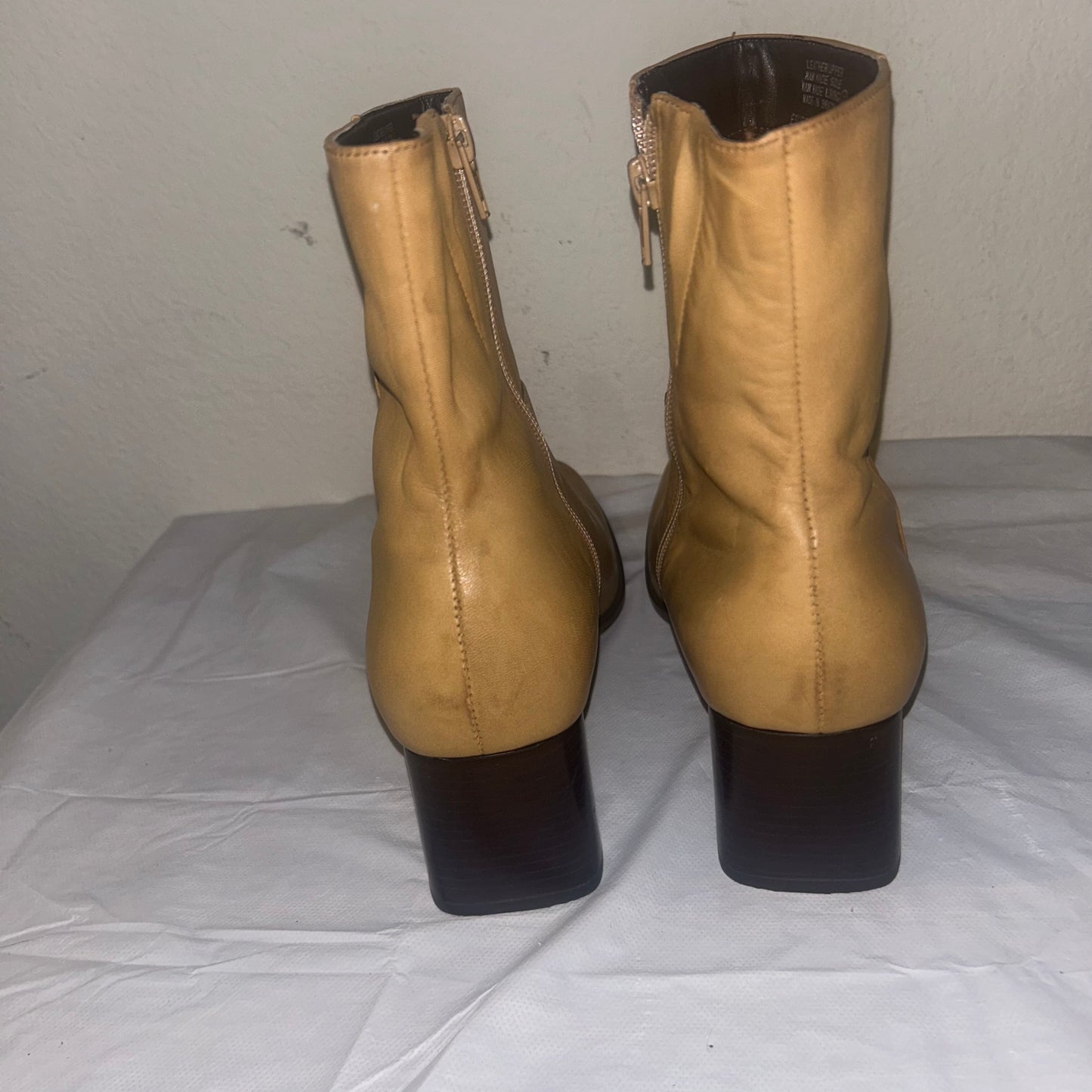 Easy spirit, tan ￼leather ankle boots size 10 women’s