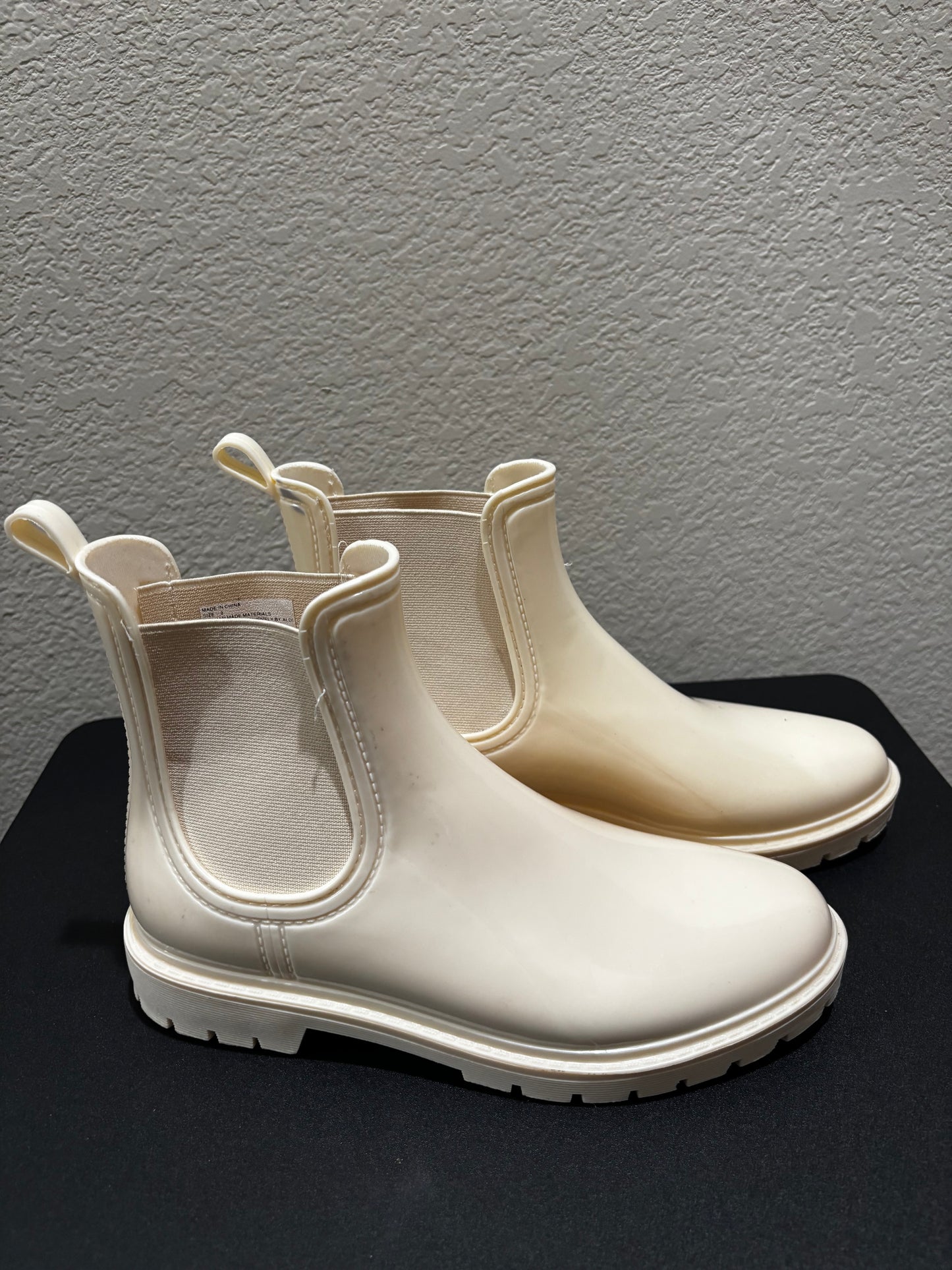 Serra Women’s Cream Rain-boots size 8