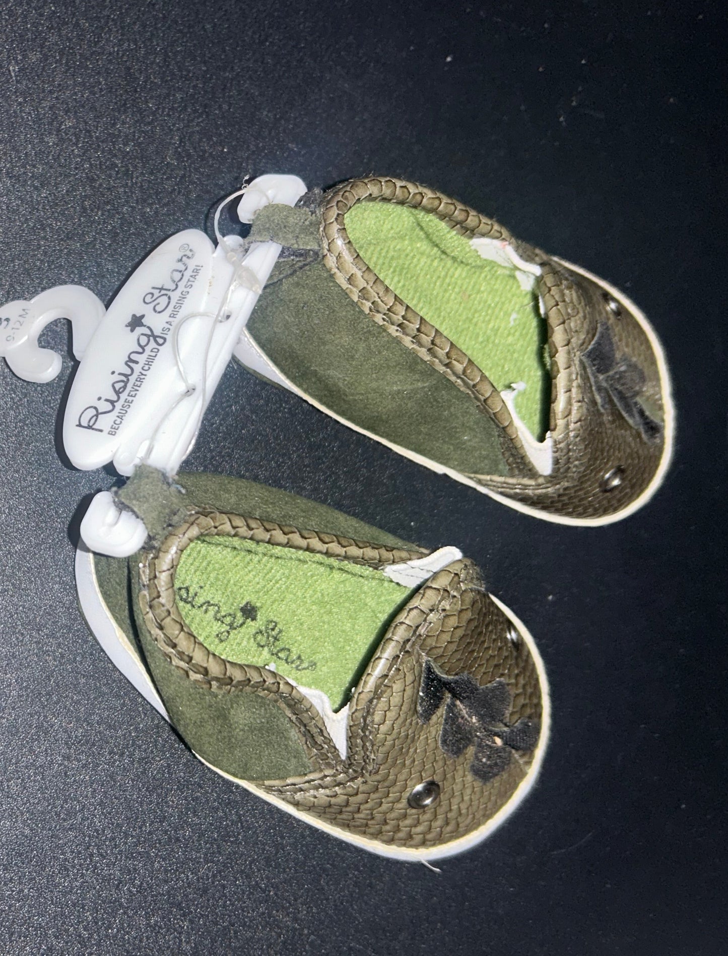 Rising Star infant Green lizard design shoes size 9-12 months