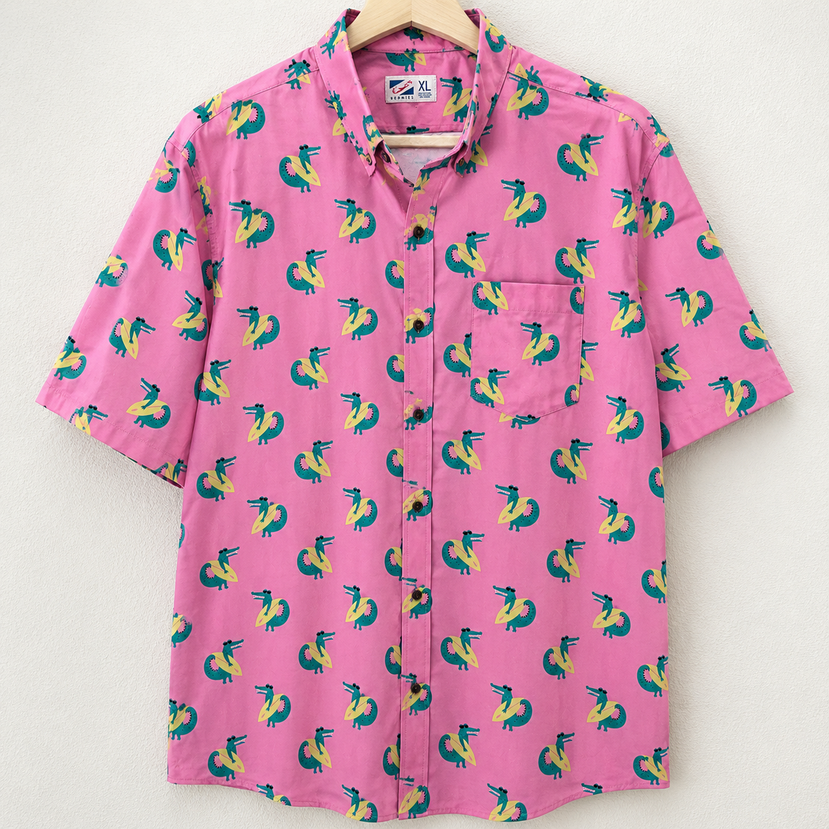 Men’s XL, pink alligator, surfboard, novelty, print short sleeve button-up shirt ￼