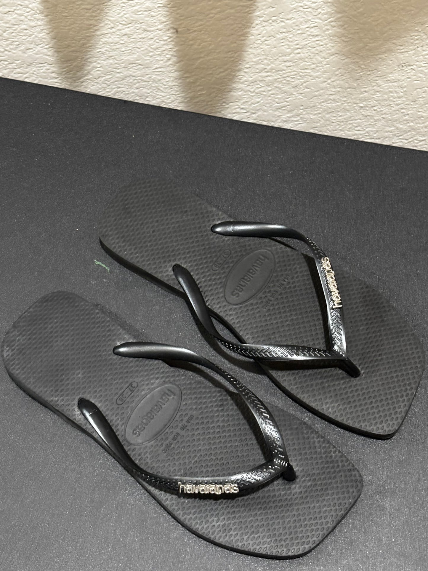 Havaianas Women’s Black Flip Flops size 6.5