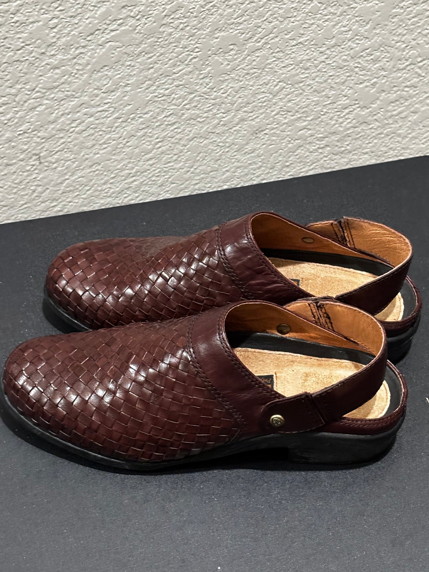 Ariat Women’s Brown woven leather clogs size 6.5
