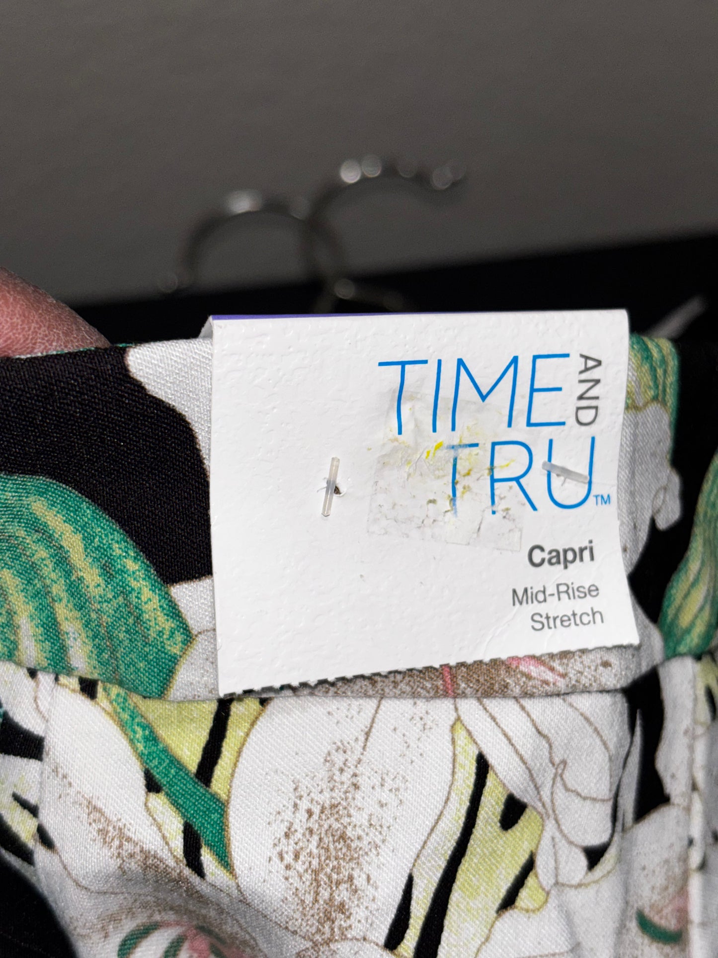 Time Tru Women’s Black Floral Capris size 2XL (20)