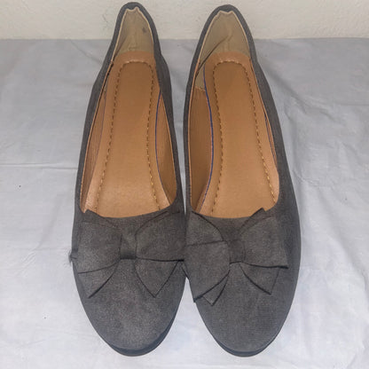 Gray women’s flats with bow design size 9.5 NWOT