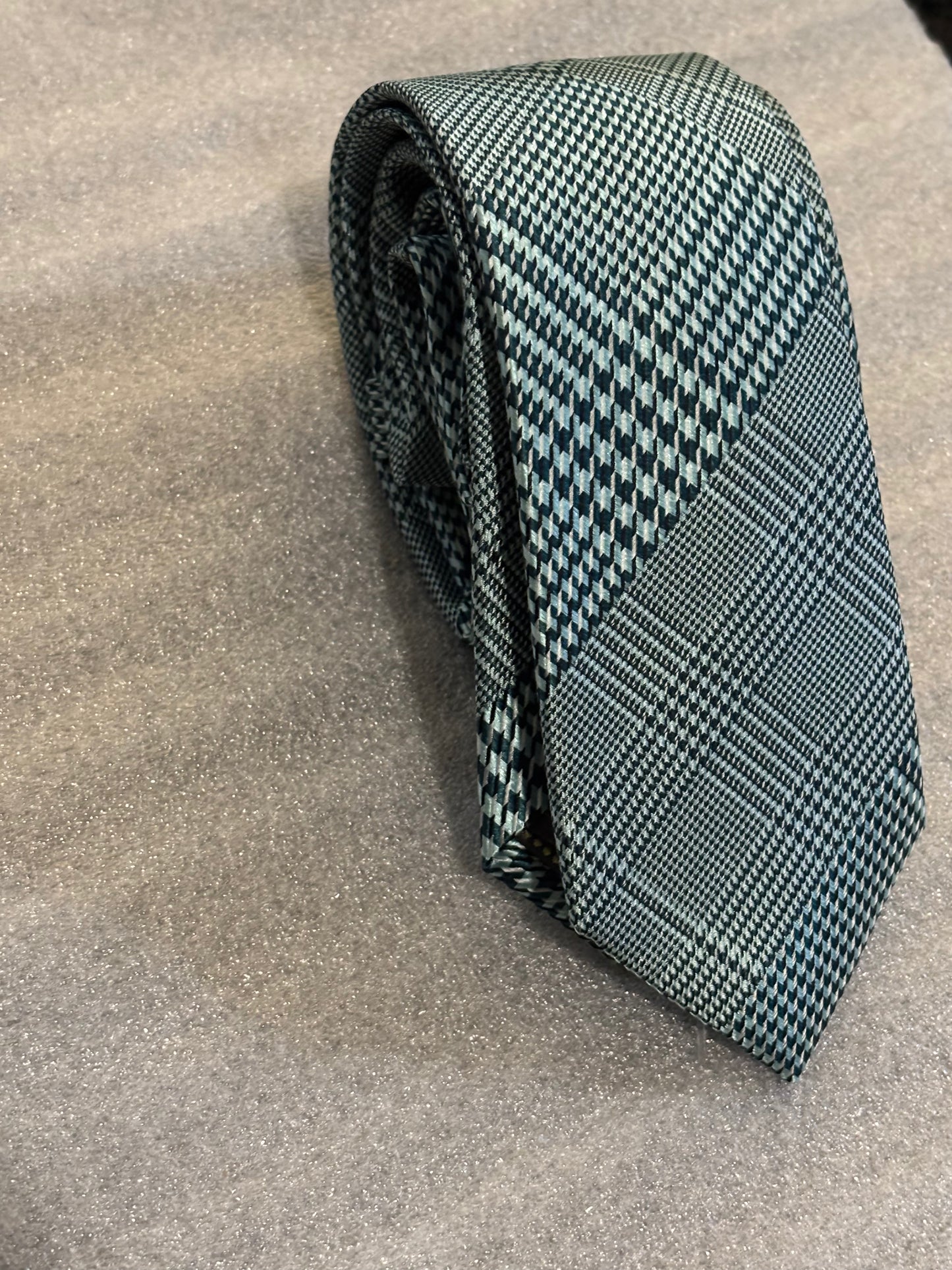 Calibrate Houndstooth Black Design 100% Silk 58in Tie