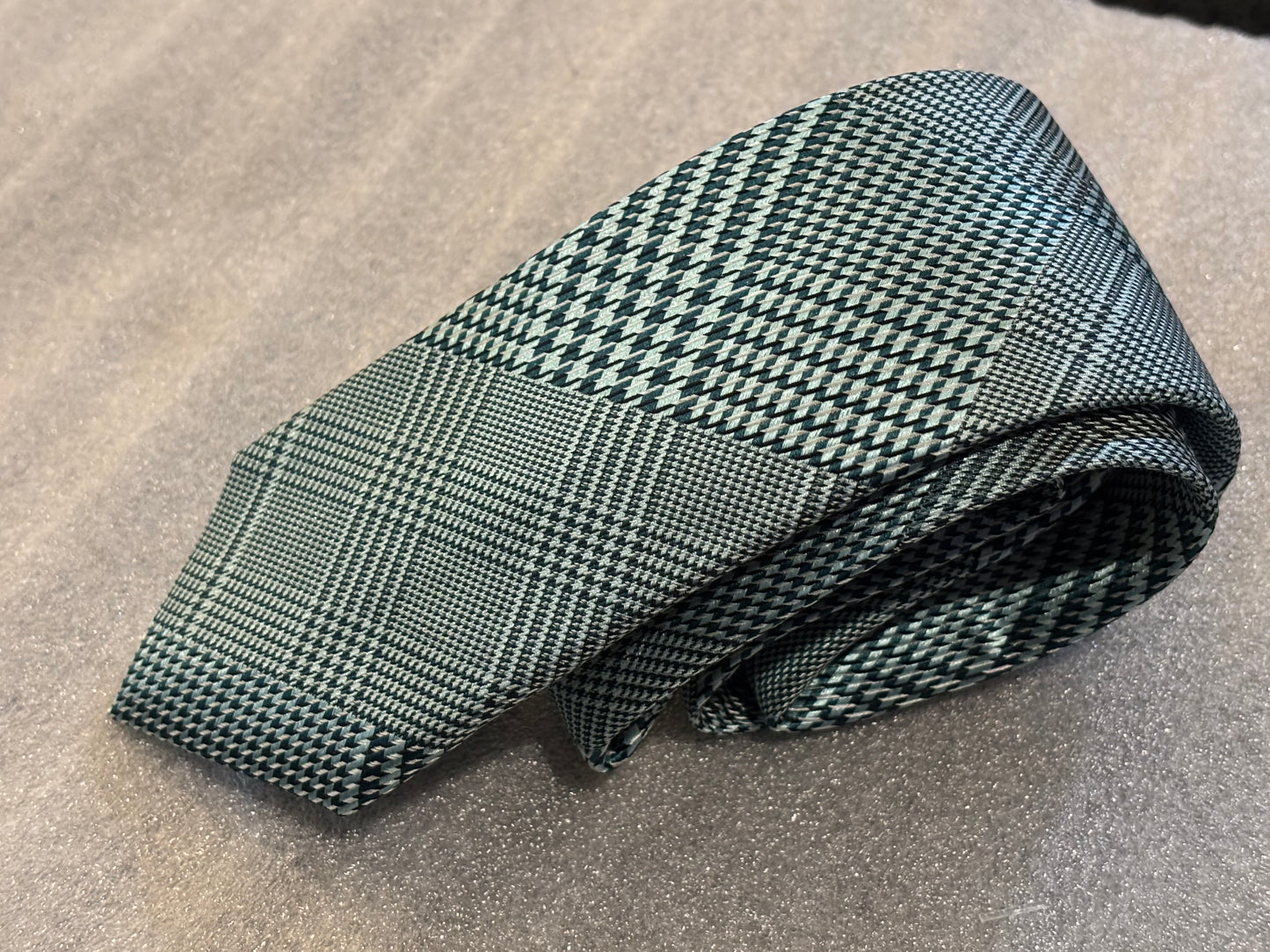 Calibrate Houndstooth Black Design 100% Silk 58in Tie