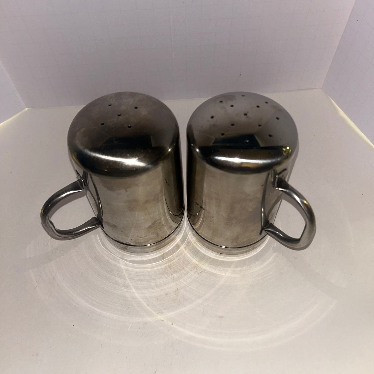 Metal, silver tone Pepper & Salt Shakers with Handle