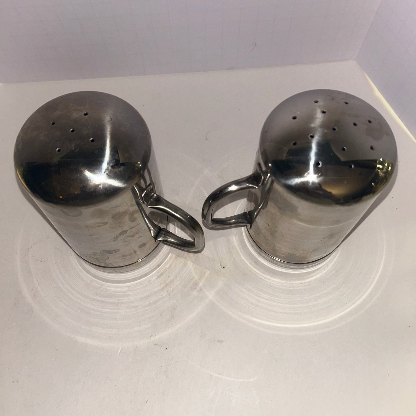 Metal, silver tone Pepper & Salt Shakers with Handle